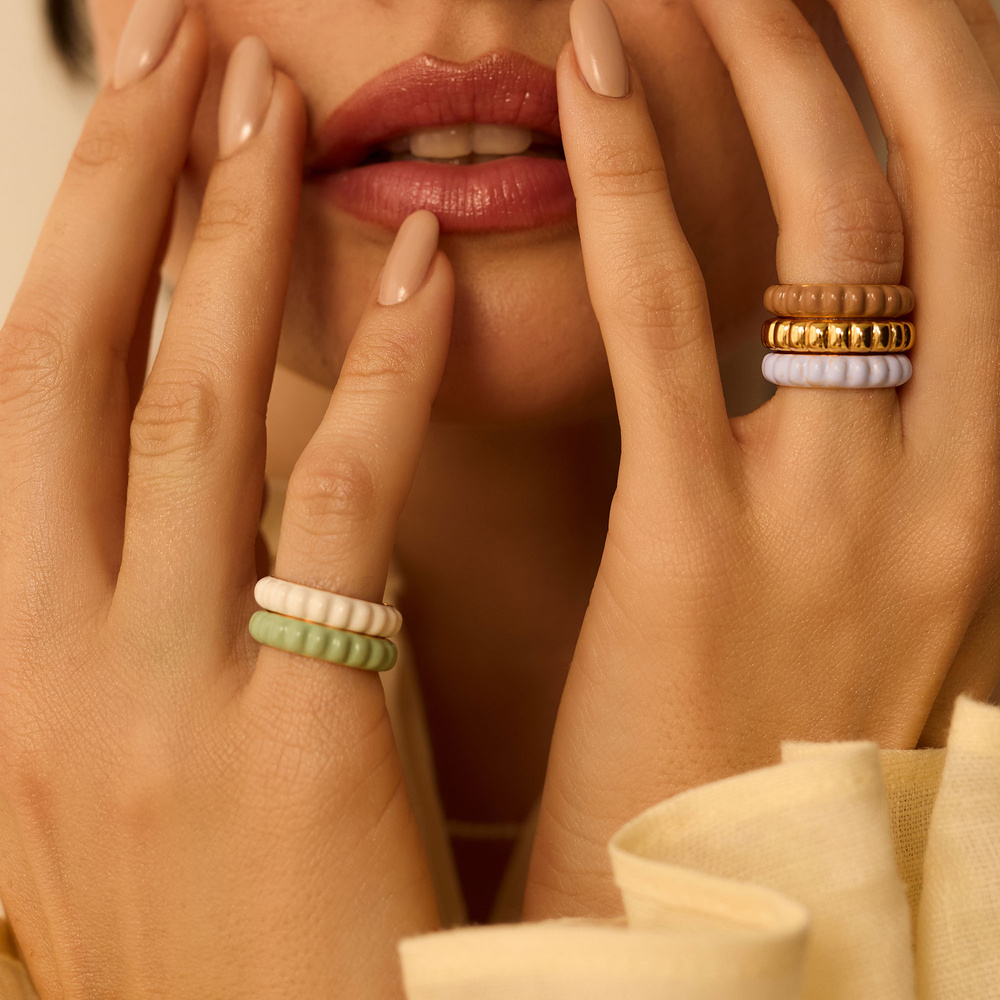 Złoty pierścionek z białą emalią Jasmine