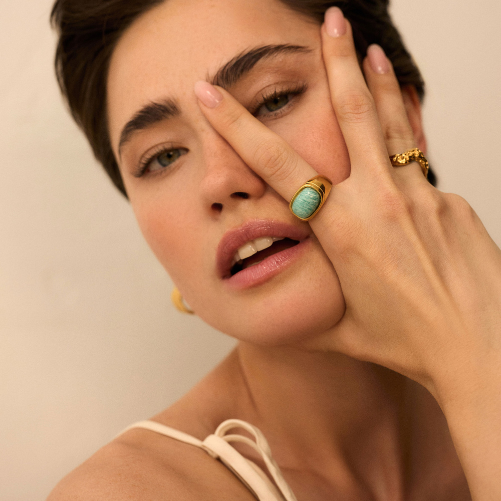 Złoty pierścionek z naturalnym howlitem Fiji