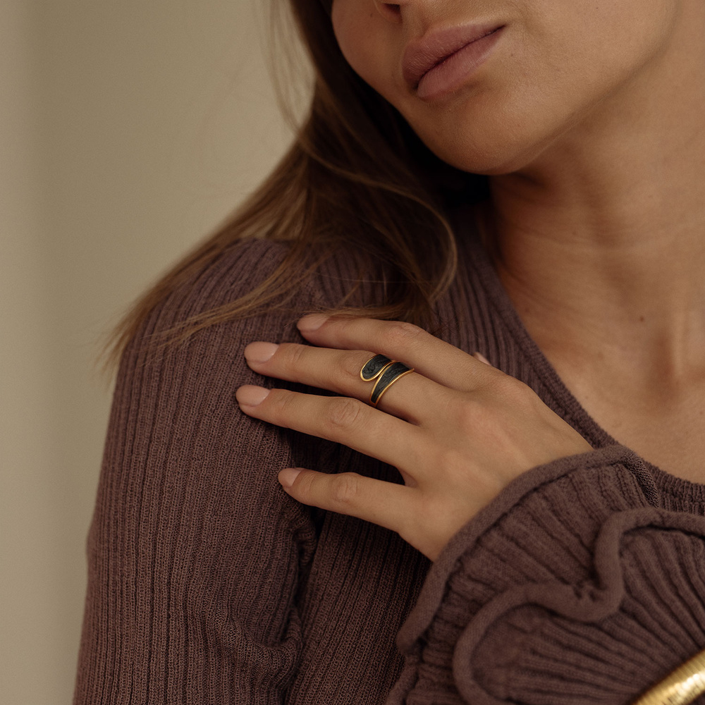 Złoty regulowany pierścionek z czarną perłową emalią Stella N°4 (srebro 925)