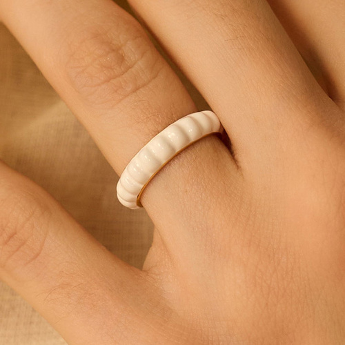 Złoty pierścionek z białą emalią Jasmine