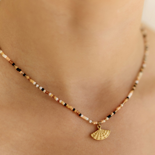 Naszyjnik ze złotym wachlarzem