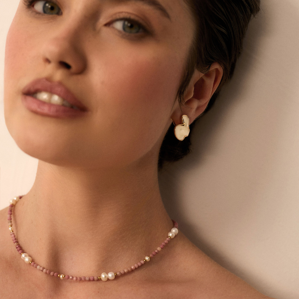 Złote kolczyki z białą emalią Art