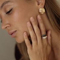 Złoty regulowany pierścionek z perłową emalią Stella N°3 (srebro 925)