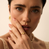 Złoty pierścionek z białym agatem La Mer