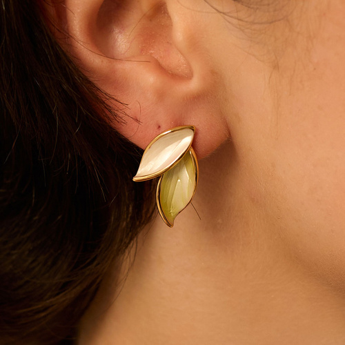 Złote kolczyki listki z zielono-perłową emalią