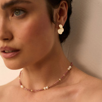 Złote kolczyki z białą emalią Art