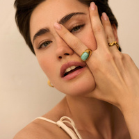 Złoty pierścionek z naturalnym howlitem Fiji