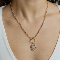 Złoty naszyjnik z jaspisem dalmatyńskim