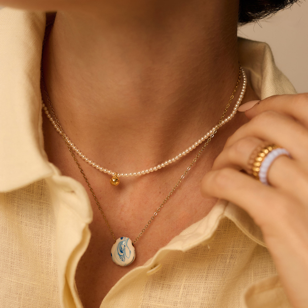 Złoty naszyjnik z perełek imitowanych 