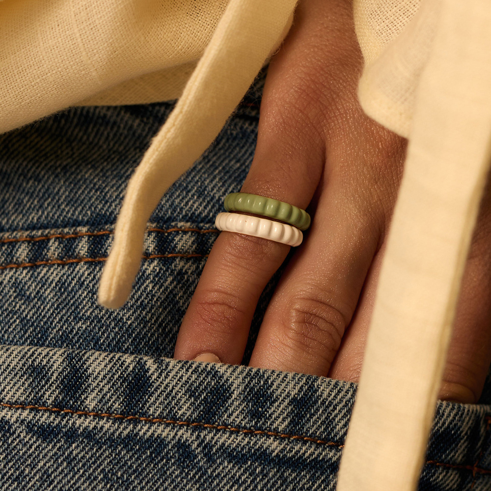 Złoty pierścionek z białą emalią Jasmine