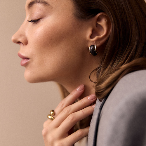 Złote kolczyki z czarną emalią