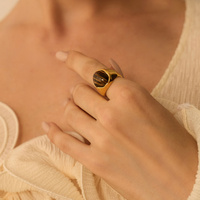 Złoty pierścionek z oczkiem tygrysim Noir