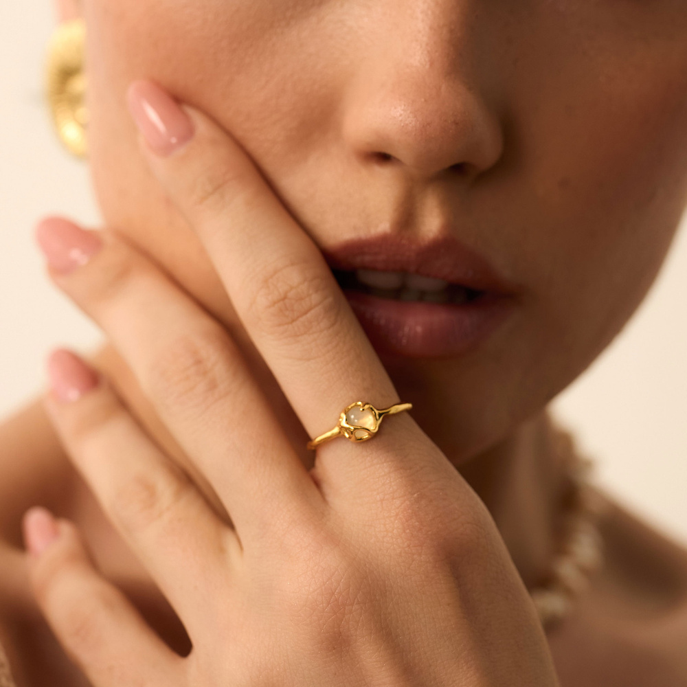 Złoty pierścionek z białym agatem La Mer