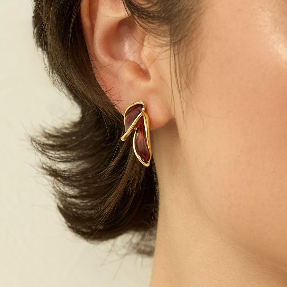 Złote kolczyki listki z bordową emalią