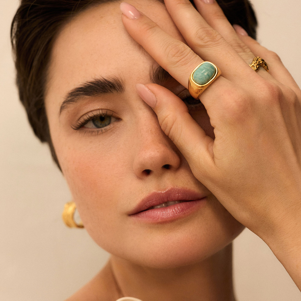 Złoty pierścionek z naturalnym howlitem Fiji