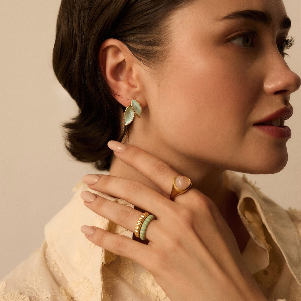 Złote kolczyki listki z miętową emalią