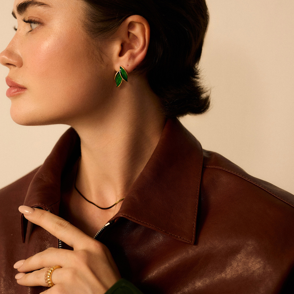 Złote kolczyki listki z zieloną emalią