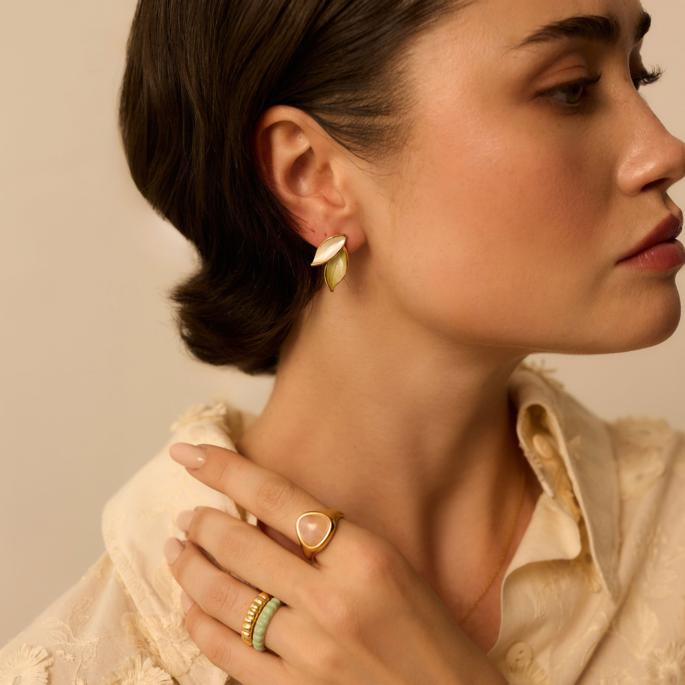 Złote kolczyki listki z zielono-perłową emalią 