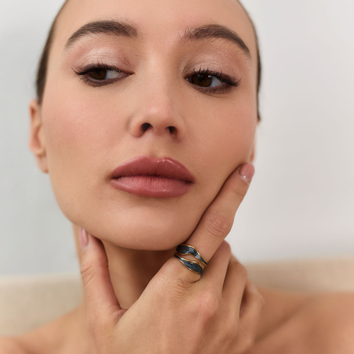 Złoty regulowany pierścionek z czarną emalią Stella N°1