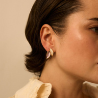 Złote kolczyki listki z liliową emalią