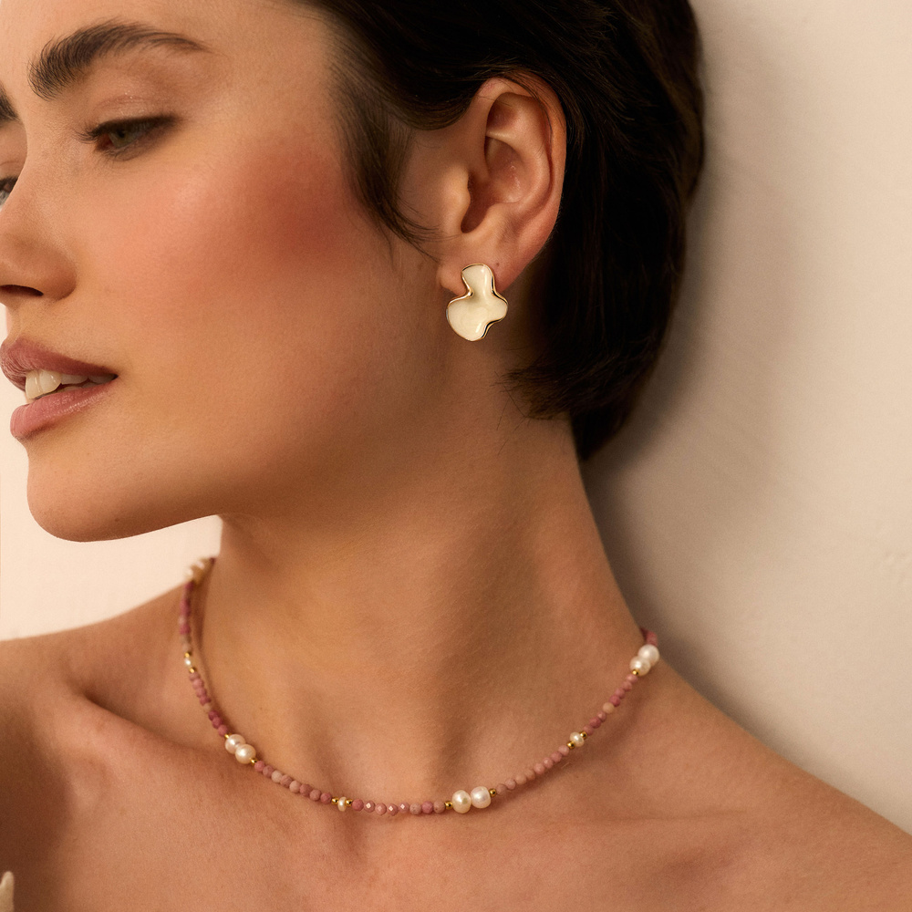 Złote kolczyki z białą emalią Art