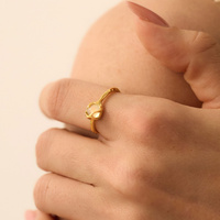 Złoty pierścionek z białym agatem La Mer