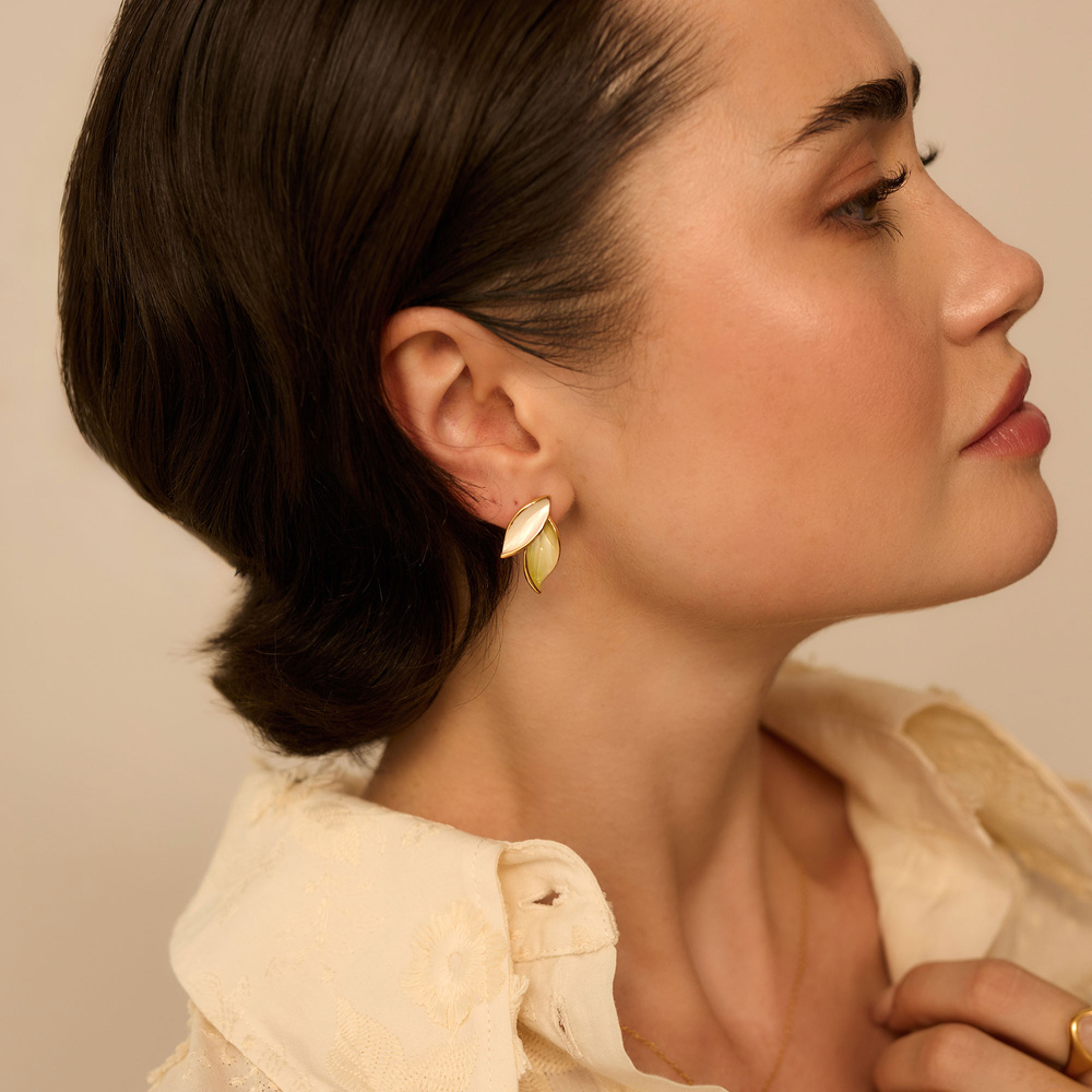 Złote kolczyki listki z zielono-perłową emalią 