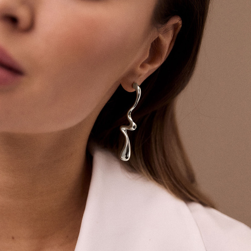Srebrne asymetryczne falowane kolczyki Mare