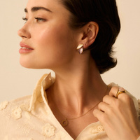 Złote kolczyki listki z liliową emalią