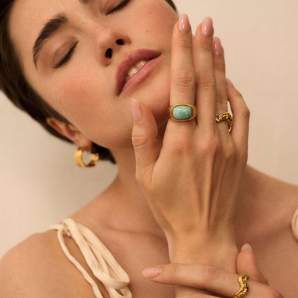 Złoty pierścionek z naturalnym howlitem Fiji