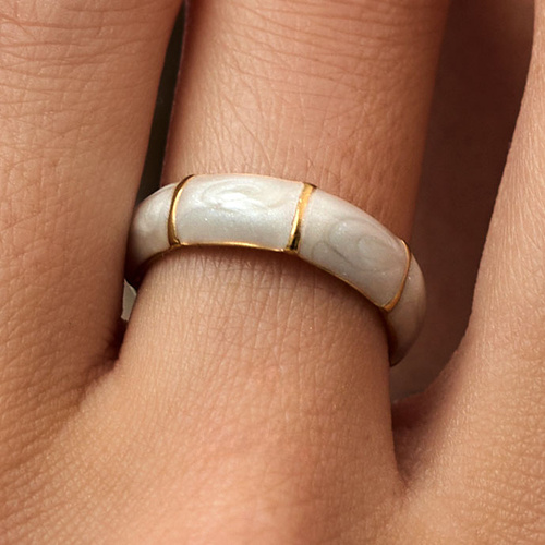 Złoty regulowany pierścionek z perłową emalią Vision  N°1