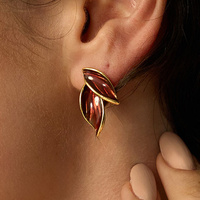 Złote kolczyki listki z bordową emalią