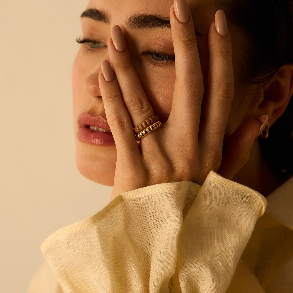 Złoty pierścionek z brązową emalią Mocha