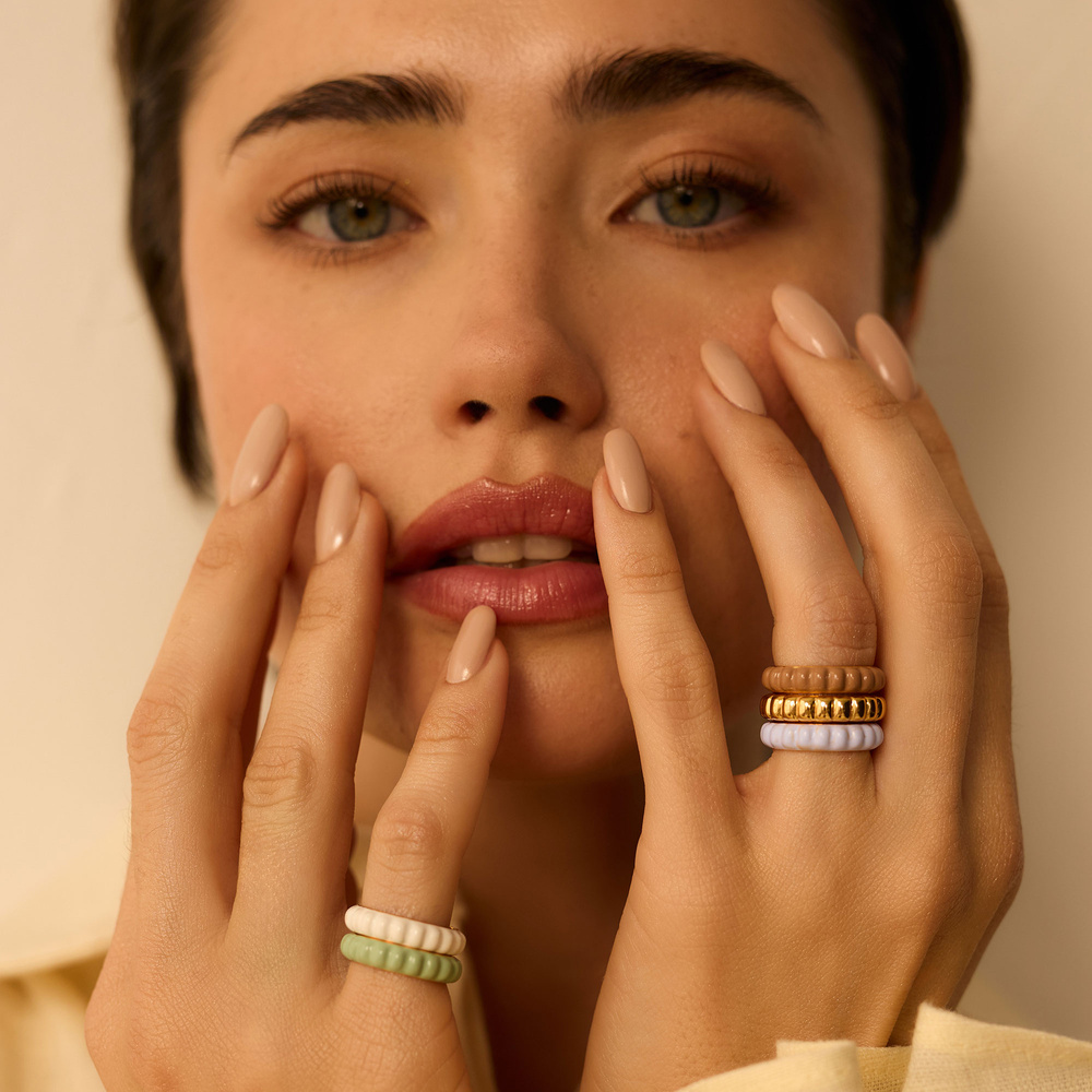 Złoty pierścionek z białą emalią Jasmine