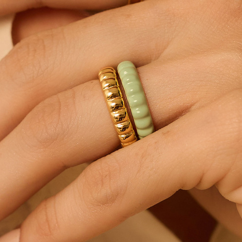 Złoty pierścionek z zieloną emalią Mint
