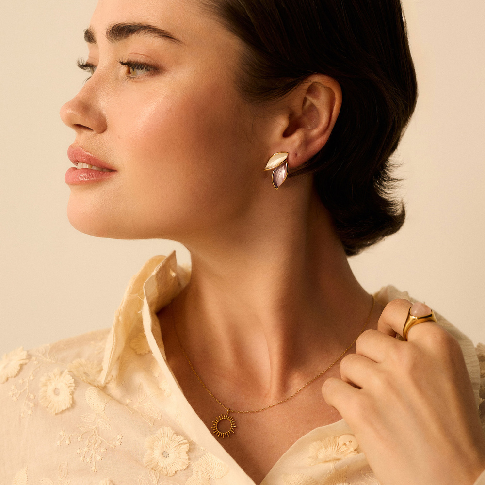 Złote kolczyki listki z liliową emalią