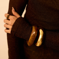 Złota sztywna bransoletka Bold