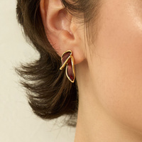 Złote kolczyki listki z bordową emalią