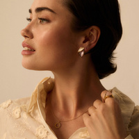 Złote kolczyki listki z liliową emalią