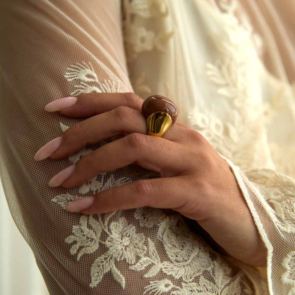 Złoty pierścionek z emalią Aurum Mocha Mousse