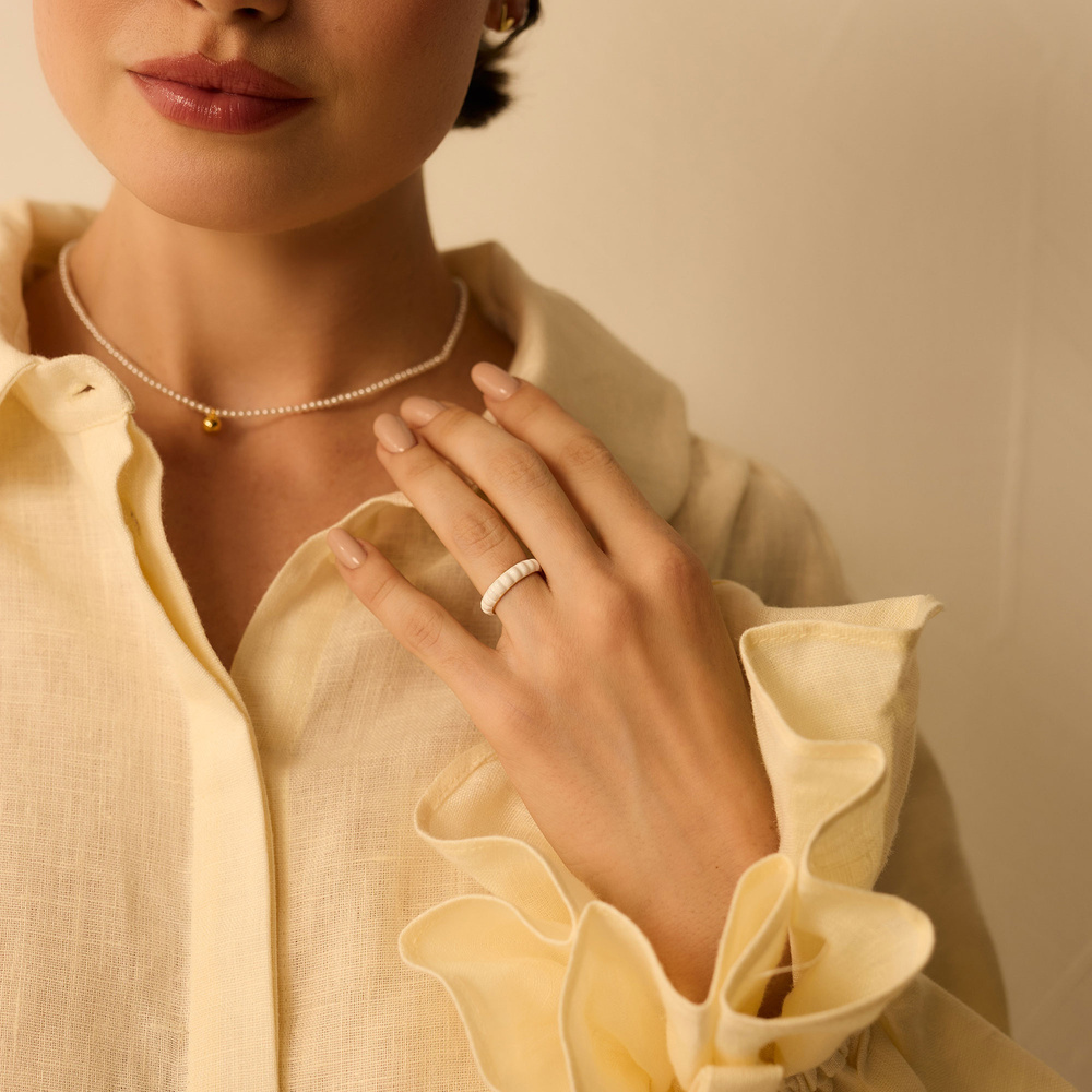 Złoty pierścionek z białą emalią Jasmine