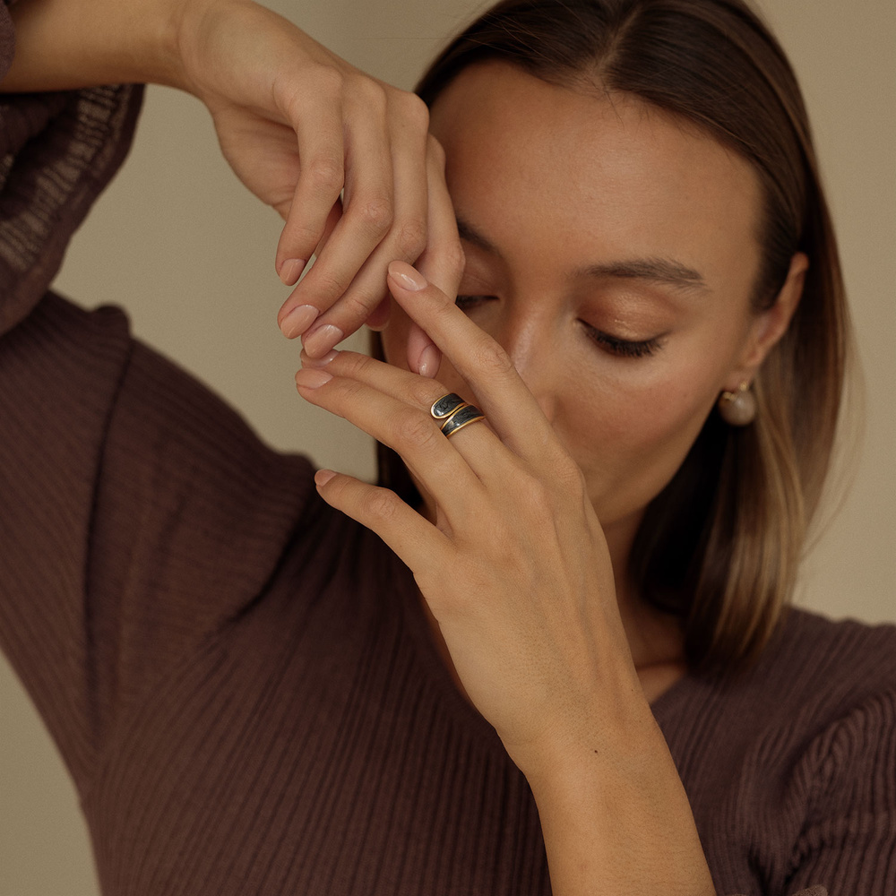 Złoty regulowany pierścionek z czarną perłową emalią Stella N°4 (srebro 925)