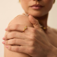 Złoty pierścionek z białym agatem La Mer