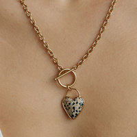 Złoty naszyjnik z jaspisem dalmatyńskim