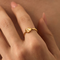 Złoty pierścionek z białym agatem La Mer