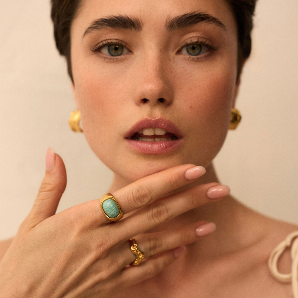 Złoty pierścionek z naturalnym howlitem Fiji