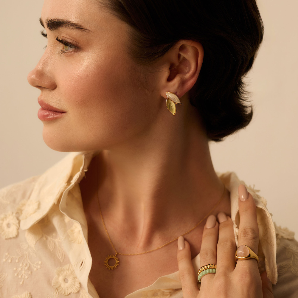 Złote kolczyki listki z zielono-perłową emalią 