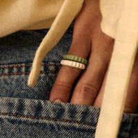 Złoty pierścionek z białą emalią Jasmine