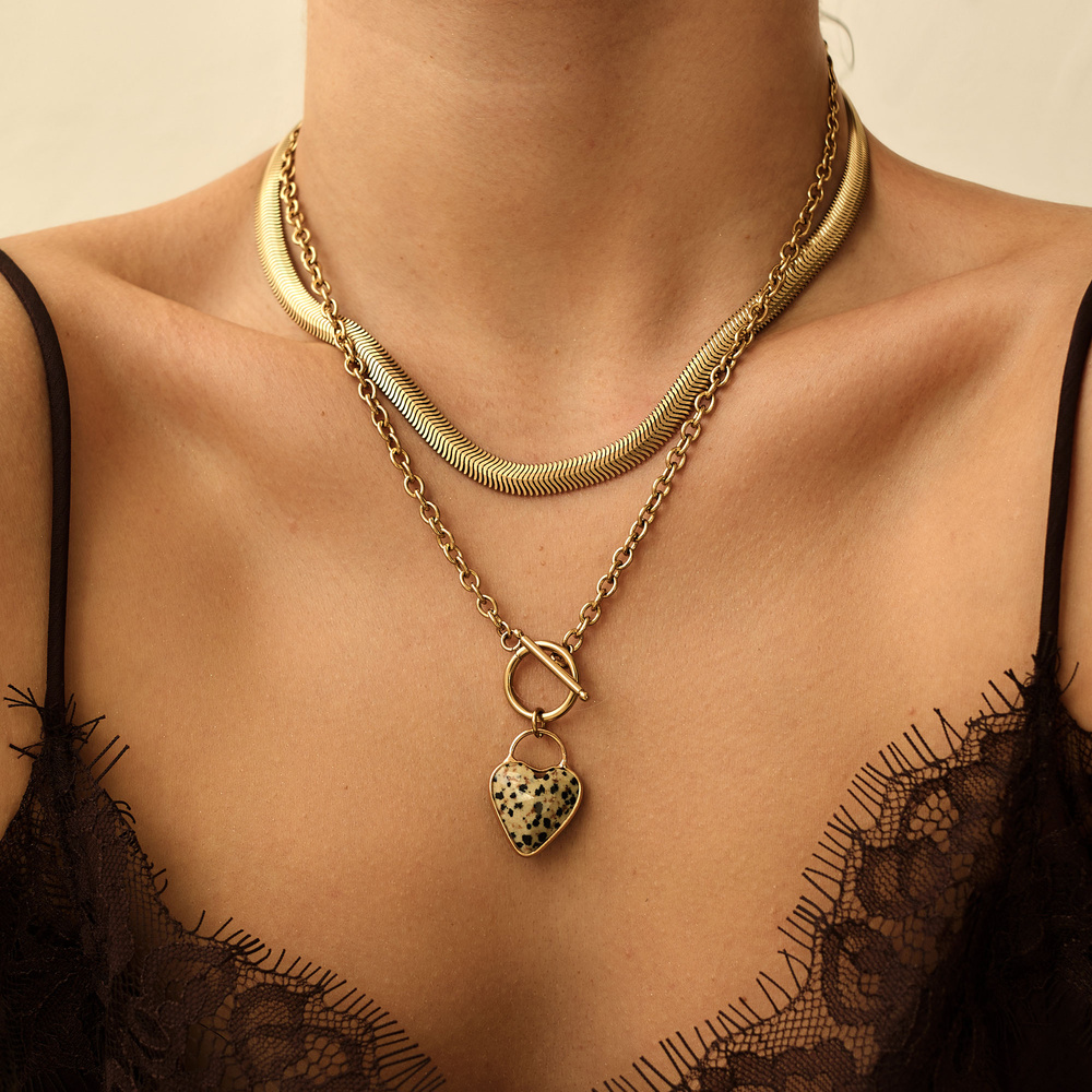 Złoty naszyjnik z jaspisem dalmatyńskim