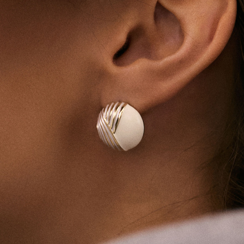 Złote kolczyki kule z białą emalią Ava